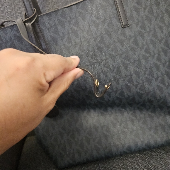 Michael Kors Jet Set Charm Tote - Picture 3 of 6